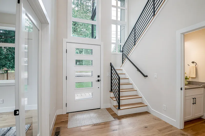 5 bed, 4.0 bath, 4326 sqft, $9,500 — Photo 2