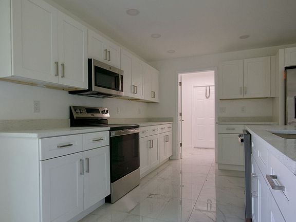 4th image of 3428 Jeffcott St
