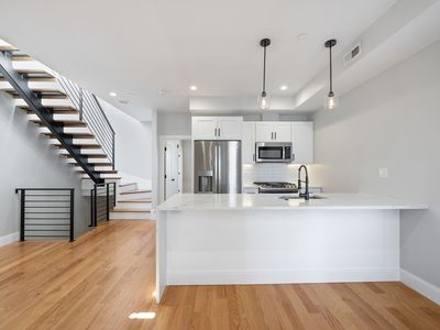 174 W 7th St FLOOR 3, Boston, MA, 02127