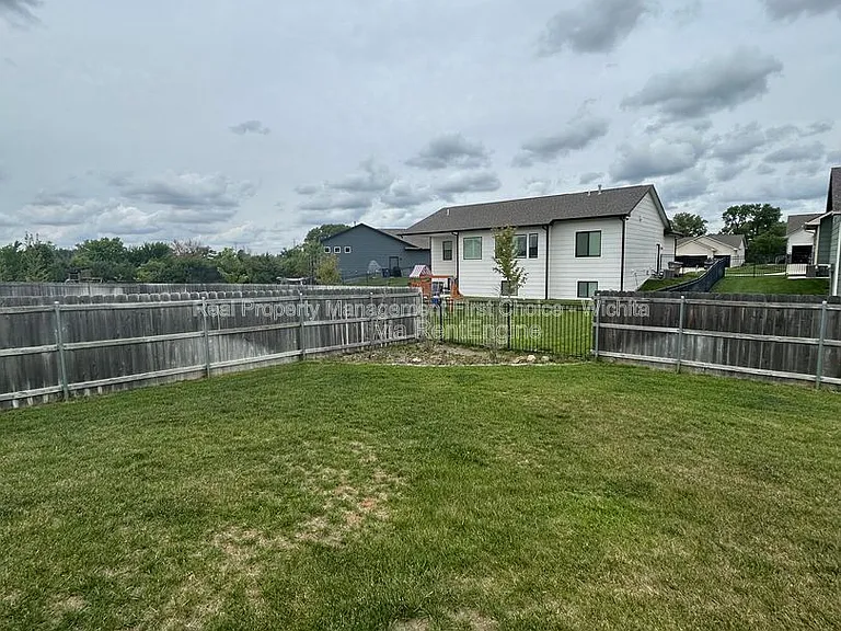 902 E Bellows St — Photo 7
