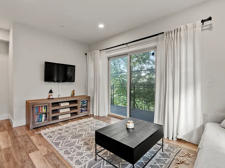 19 W Tremlett St #4 — Photo 6