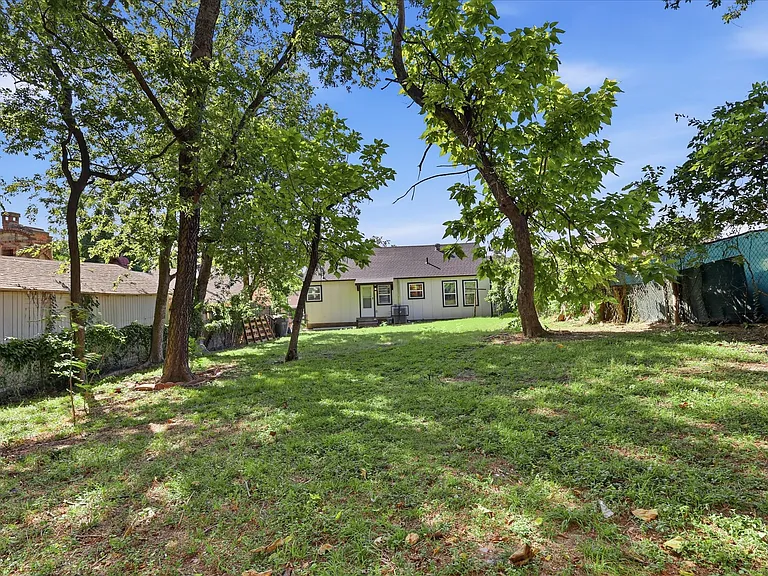 1515 Waco Ave — Photo 11