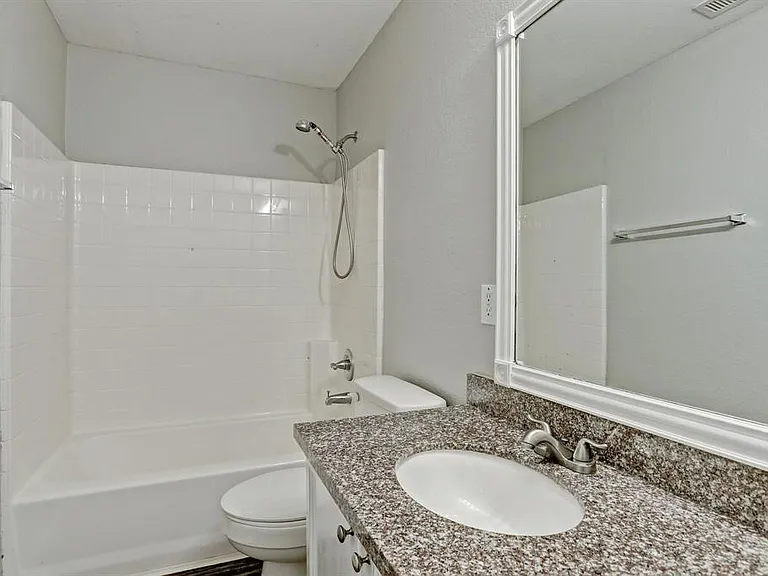 7822 W Red Oak Ln — Photo 8
