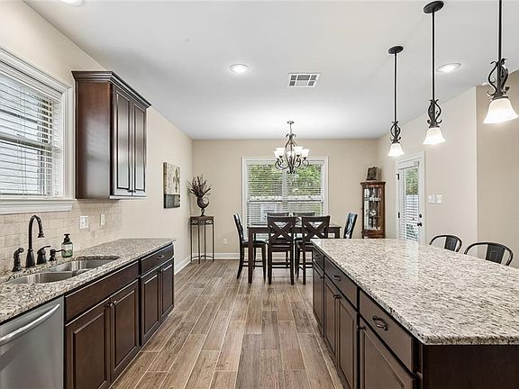 4th image of 492 Tiger Ave