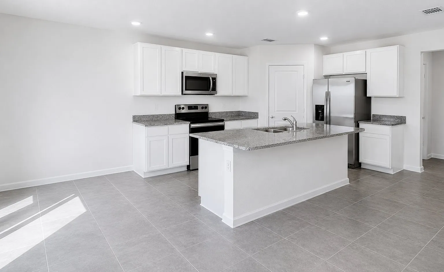 New 4BR/3BA Home | 10 Minutes to Downtown Dade City | 20 Minutes to Wesley Chapel | Easy I-75 access — Photo 1