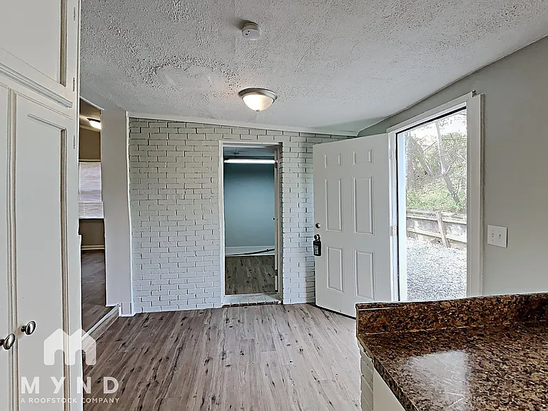 525 Karen St — Photo 6