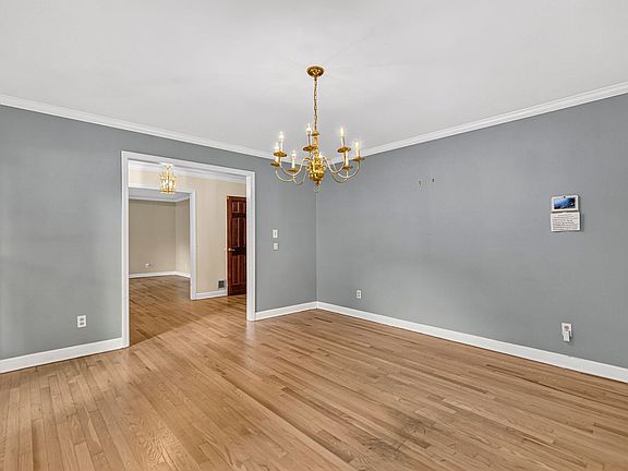 4th image of 204 Fernbrook Cir