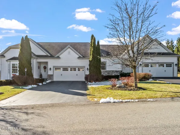 31 Hampton Circle, Mechanicville, NY 12118