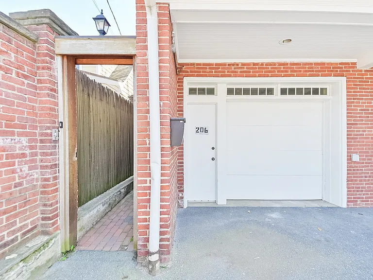 206 E Marion St — Photo 7