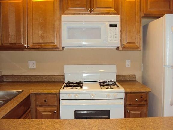 5th image of 456 Woodlawn Ave APT D