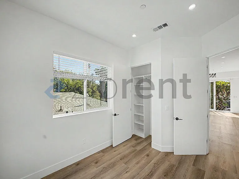 5230 1/2 Tilden Ave — Photo 12