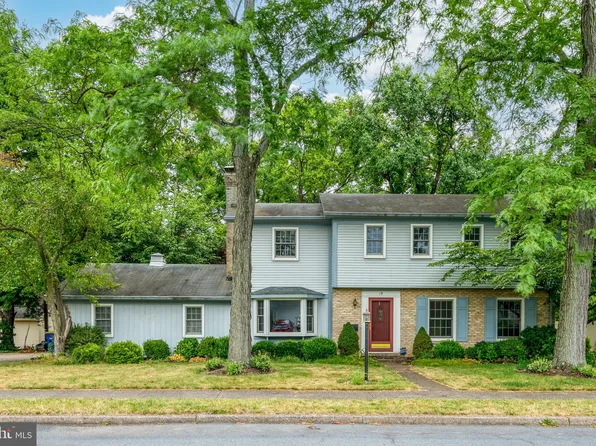 15 Farm House Ln, Camp Hill, PA 17011