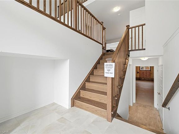 5th image of 656 Newlove St