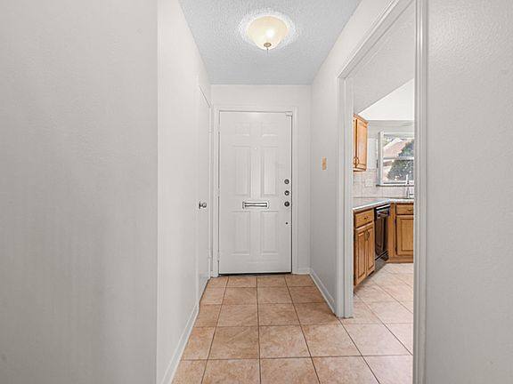 3rd image of 1021 Fountain View Dr