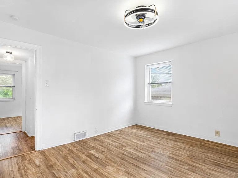 1076 Wilshire Ave — Photo 18