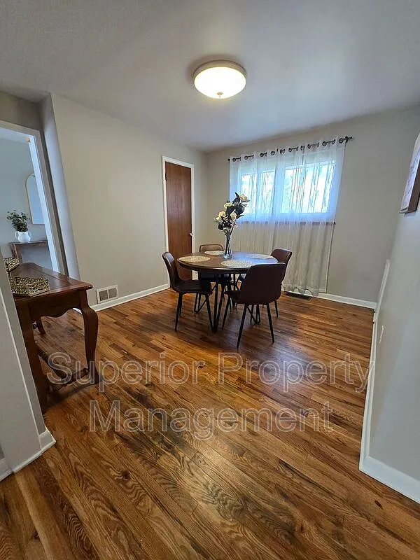 4 bed, 2.0 bath, 2219 sqft, $2,600 — Photo 4