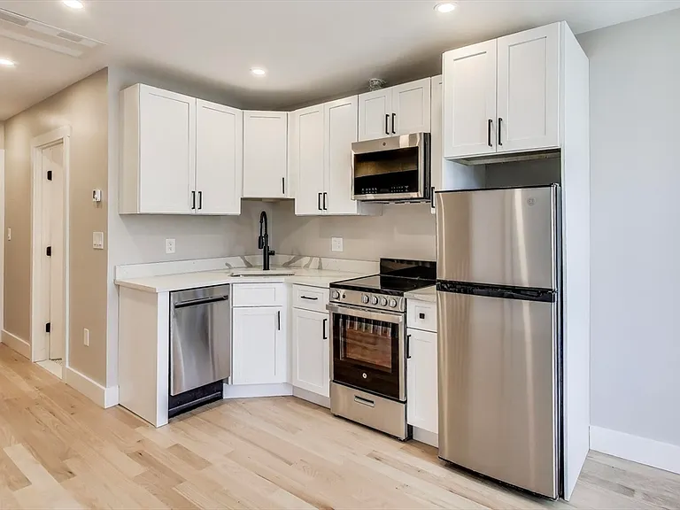 37 Delle Ave #4 — Photo 1