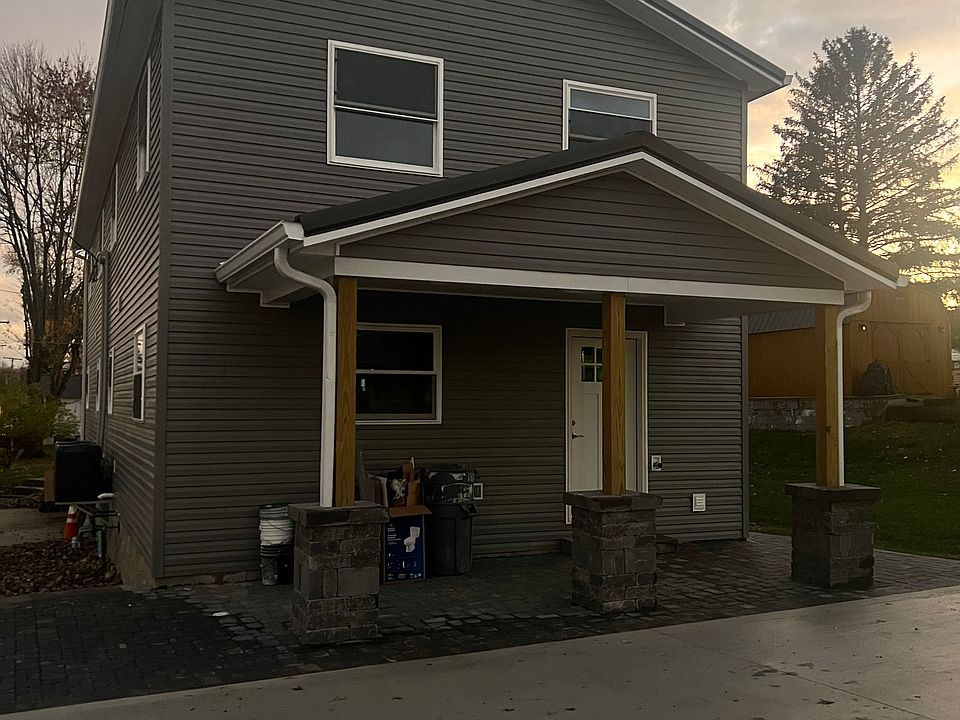 1st image of 822 Leonard Ave