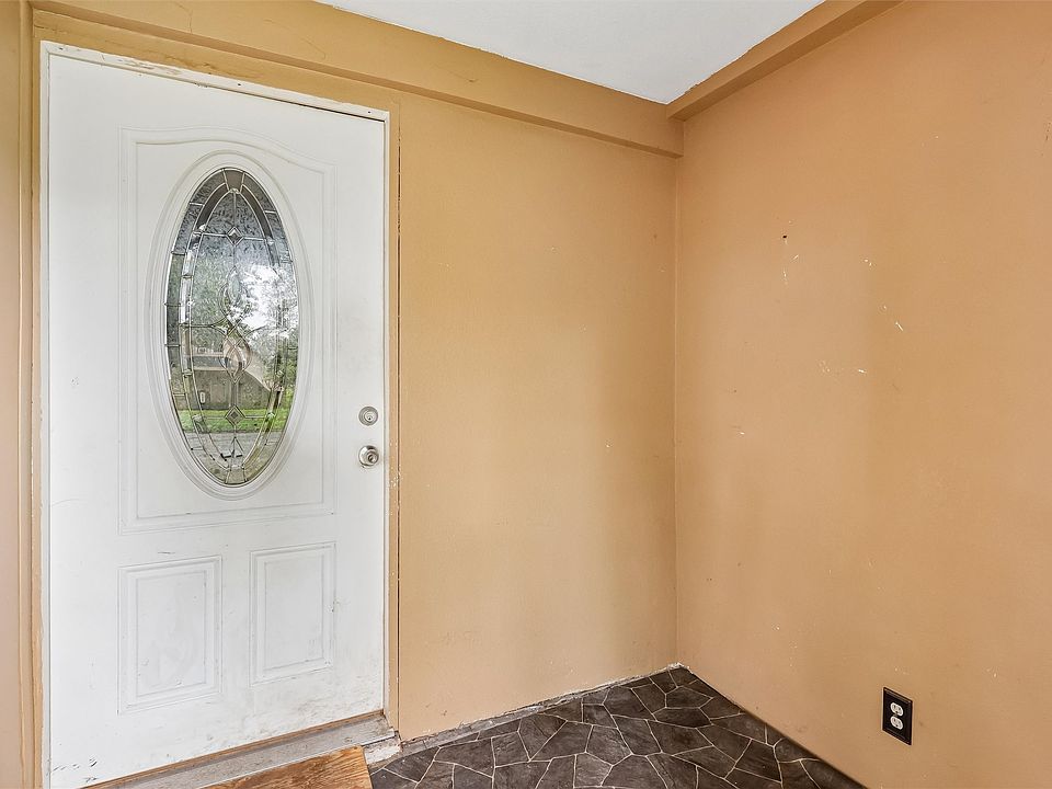 22nd image of 2814 E Walnut St