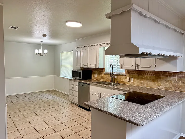 1212 Linden Dr — Photo 5