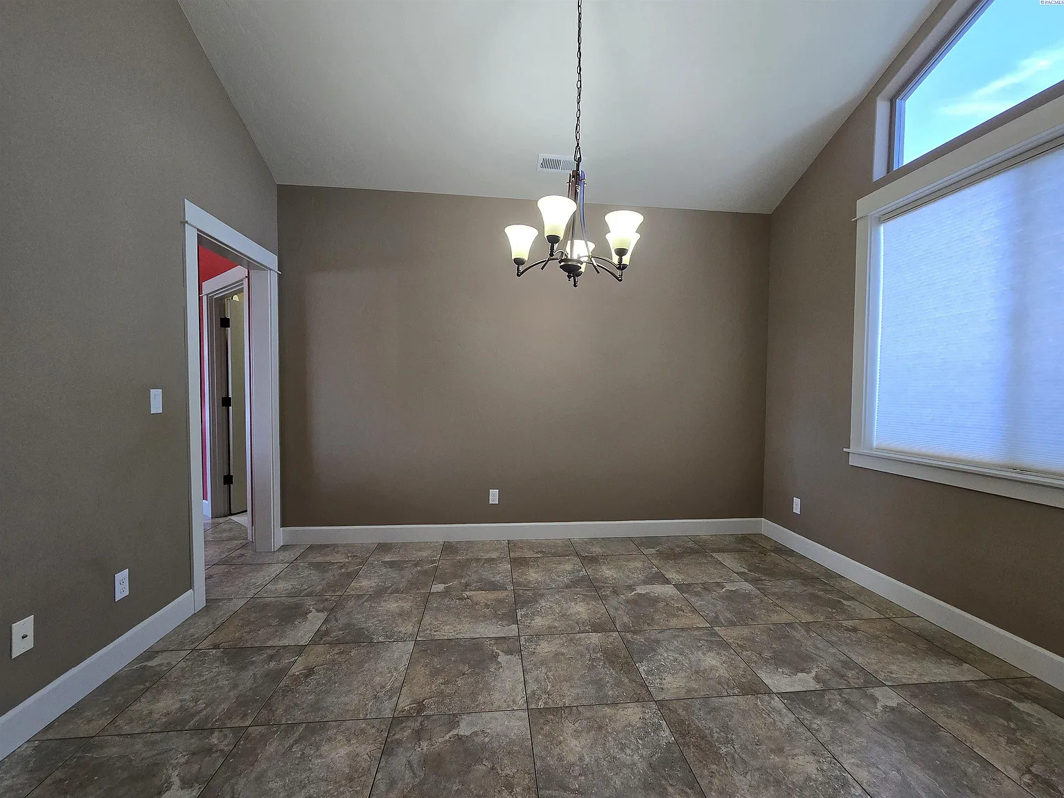 4 bed, 2.5 bath, 2229 sqft, $3,995 — Photo 3