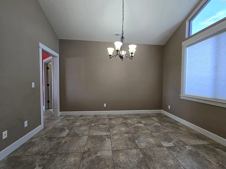 2914 Karlee Dr — Photo 2