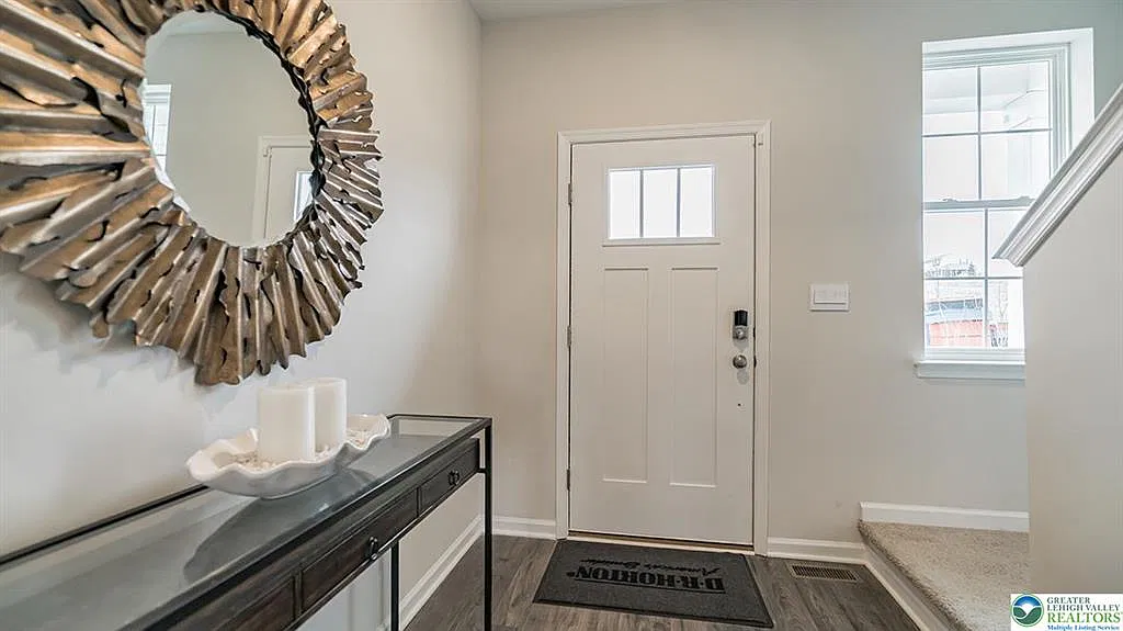 3 bed, 2.5 bath, 2717 sqft, $3,250 — Photo 2