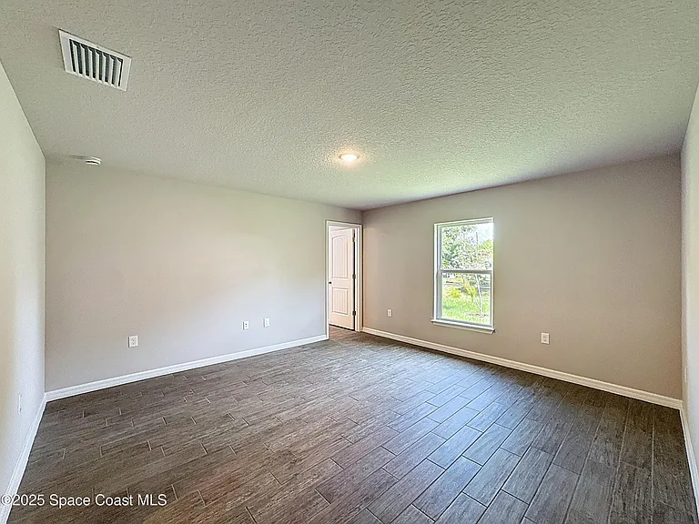 144 Roosevelt St — Photo 14