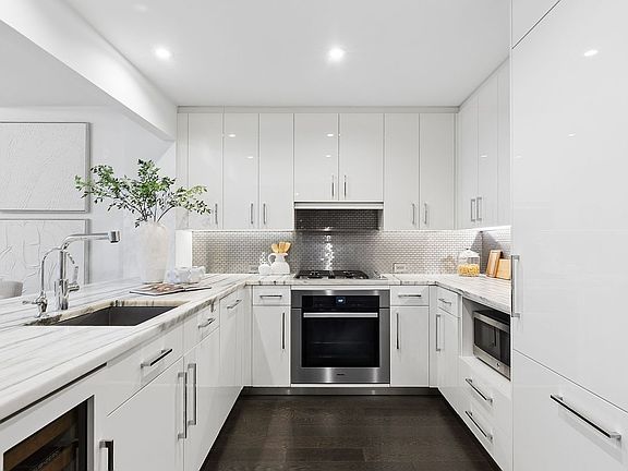 5th image of 50 Riverside Blvd APT 19C