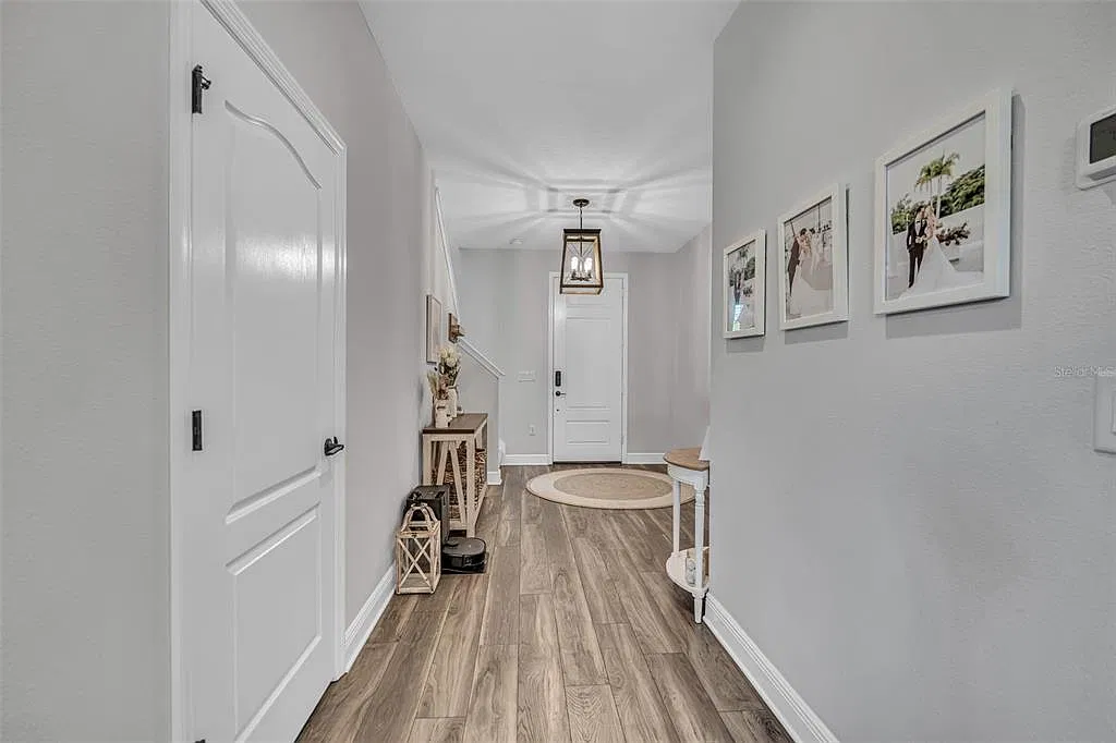 4 bed, 2.5 bath, 2496 sqft, $4,000 — Photo 4