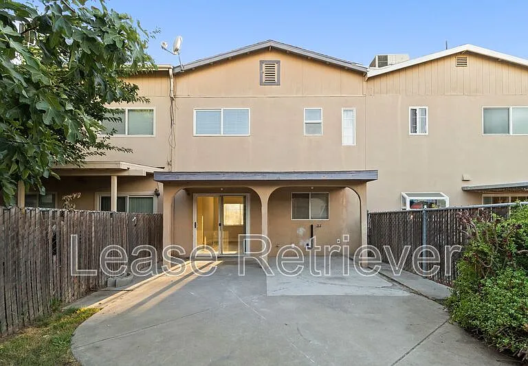 940 Palm Cir — Photo 23