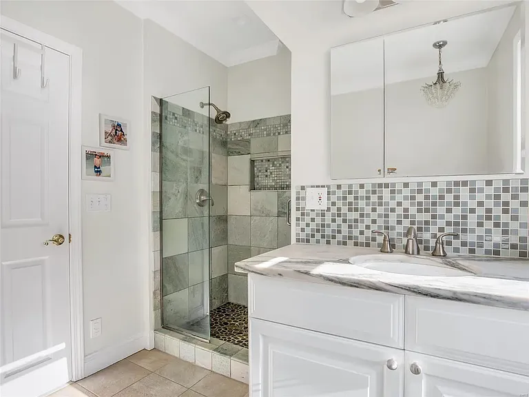 428 Edgewood Dr — Photo 3