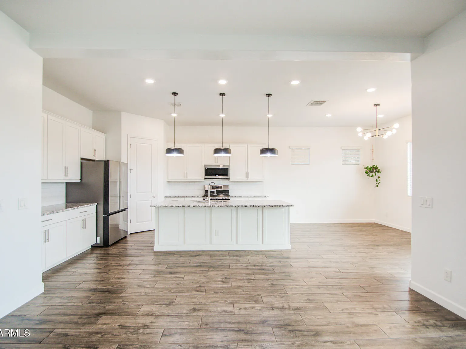 3 bed, 2.0 bath, 2582 sqft, $2,400 — Photo 4