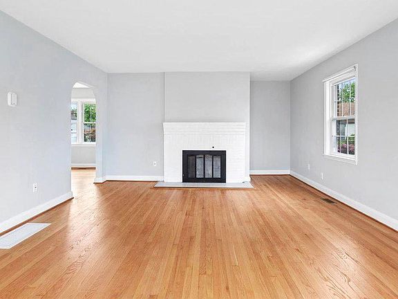 4th image of 104 Twin Oaks Rd