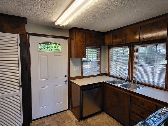 3rd image of 3059 Maysville Rd
