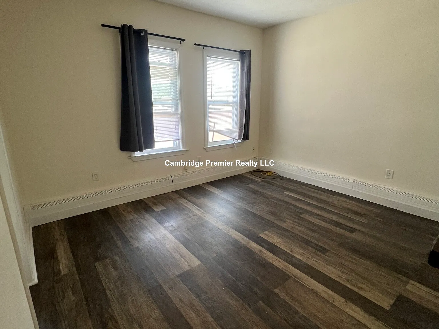 2 bed, 1.0 bath, 9999 sqft, $2,350 — Photo 4