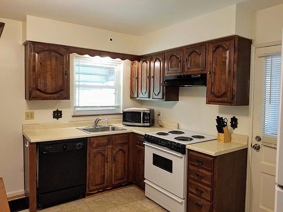 4th image of 8433 Wicklow Ave