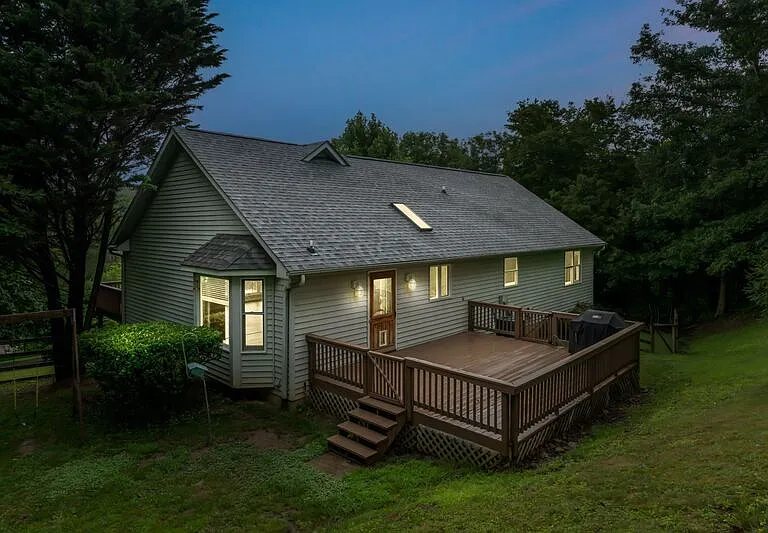 15 Tiffany Ln — Photo 24