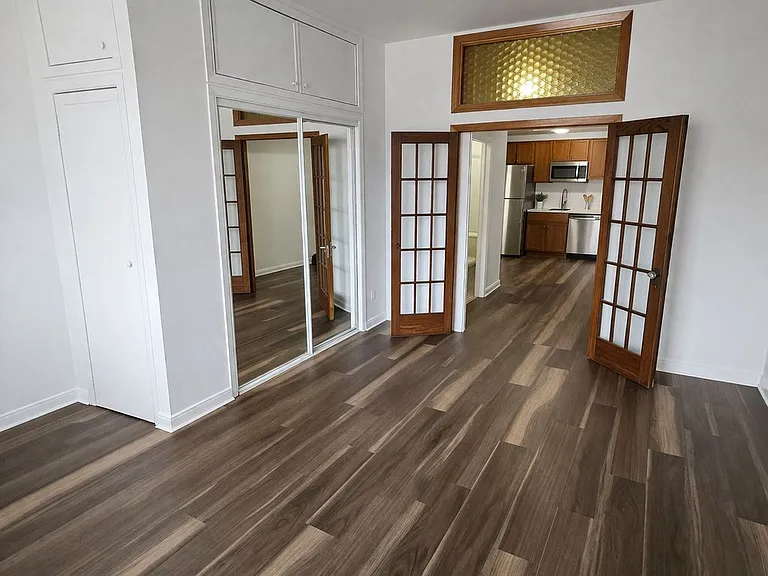 381 Dundas St E — Photo 2