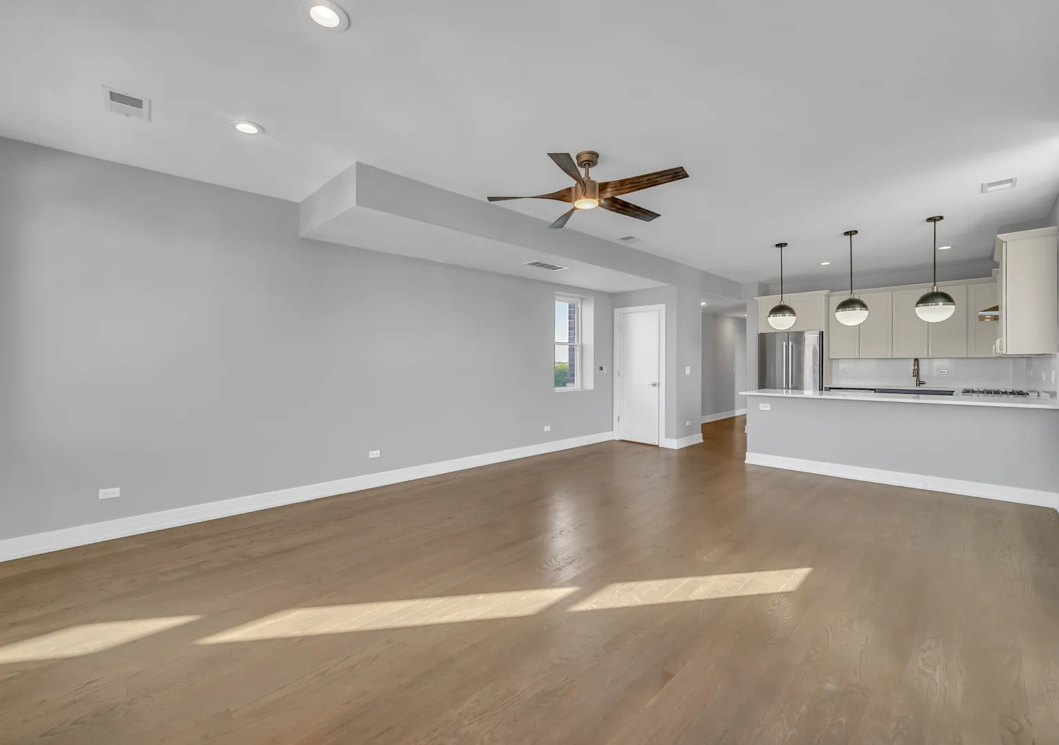 3 bed, 1900 sqft, $3,995 — Photo 3