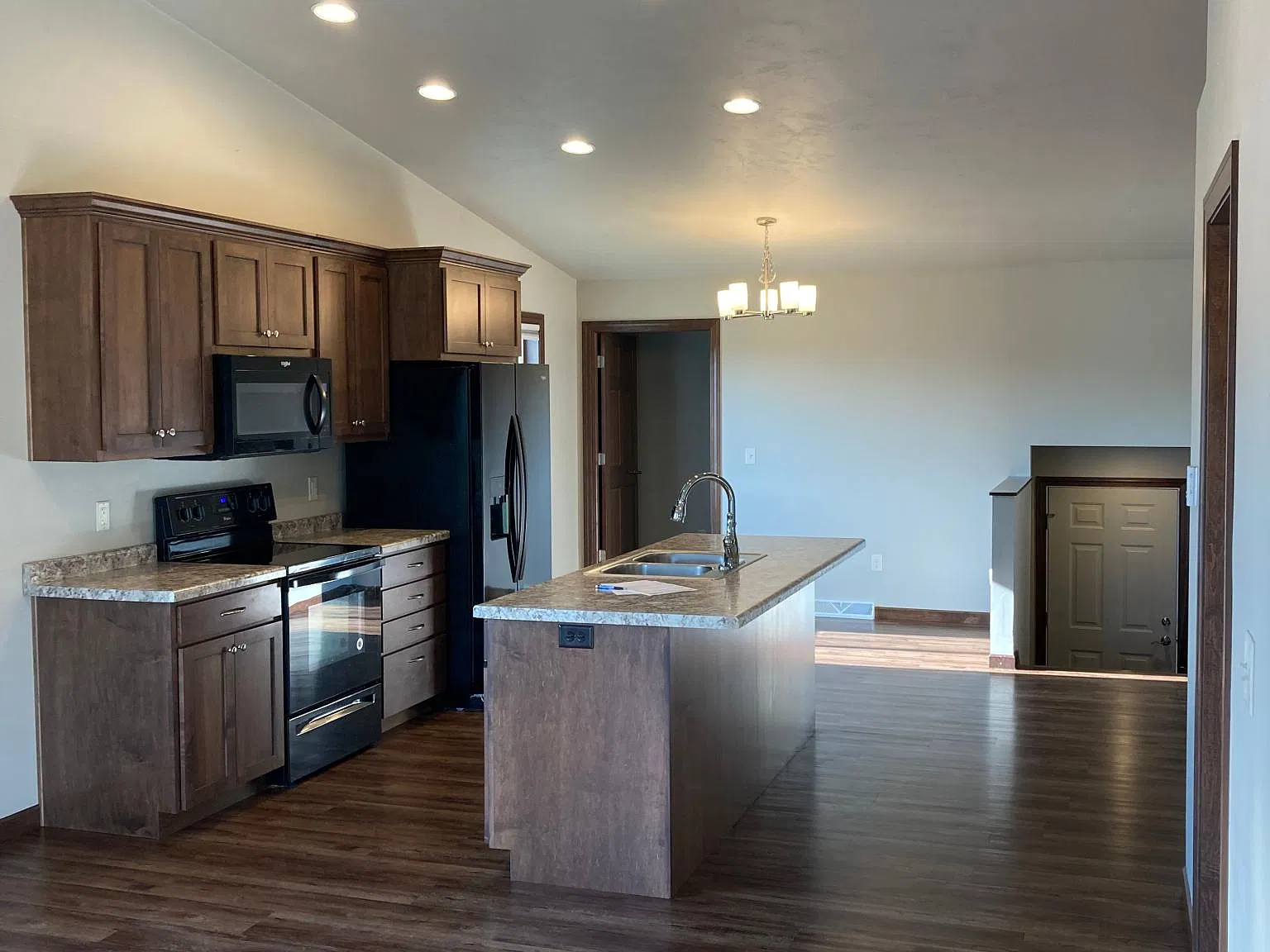 3 bed, 1410 sqft, $1,950 — Photo 3