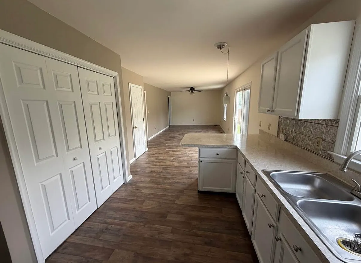 3 bed, 2.5 bath, 1580 sqft, $2,400 — Photo 3