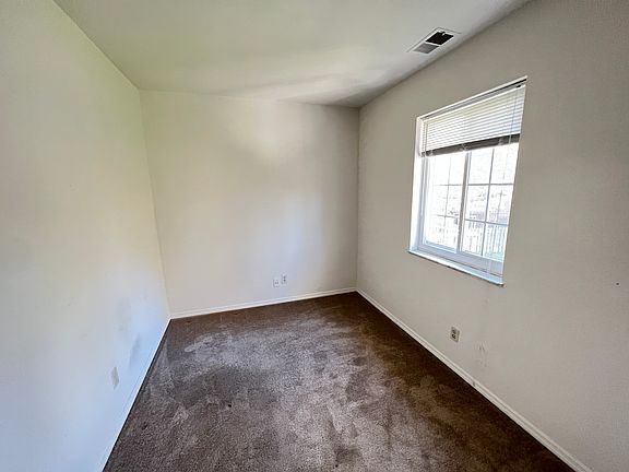 5th image of 922 Hoover Village Dr APT D