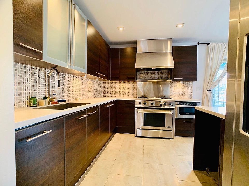 1st image of 921 Clarence Ave Floor 2