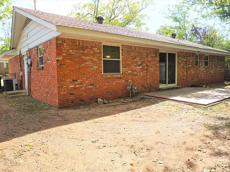 1813 Hardy Dr — Photo 29
