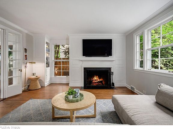 4th image of 2237 Greenwood Ave