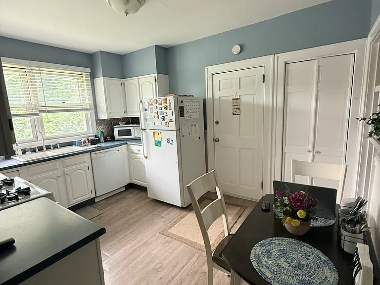 2355 Burdett Ave #B — Photo 8