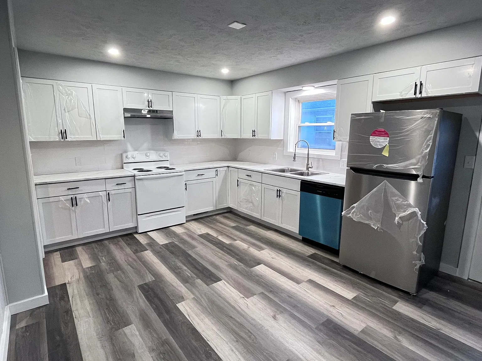 1713 E Commercial St — Photo 2