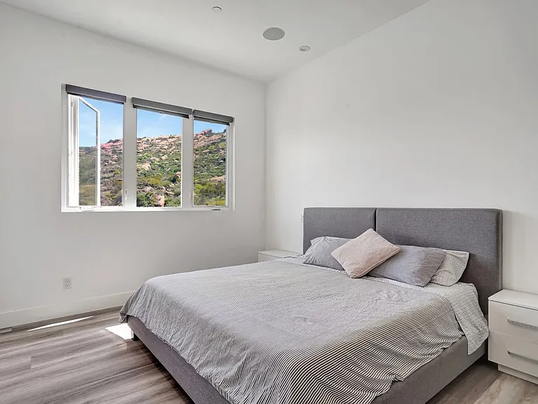 990 Alta Vista Rd — Photo 31