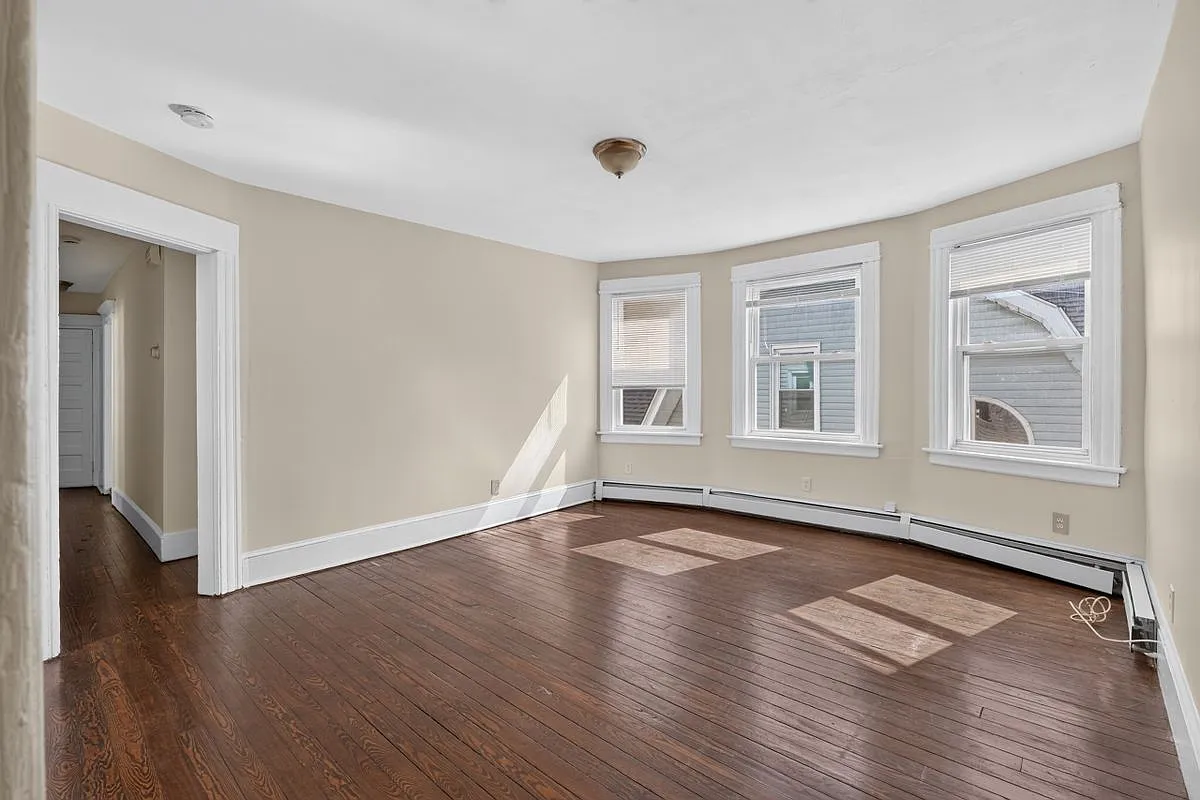 4 bed, 3.0 bath, 4877 sqft, $2,800 — Photo 4